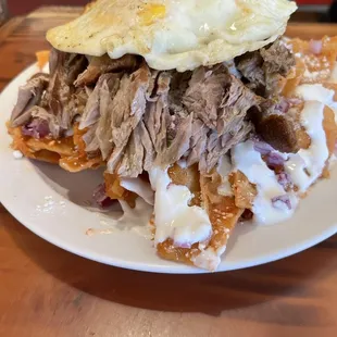 chillaquilles rojos con carnitas
