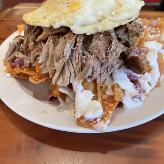 chillaquilles rojos con carnitas