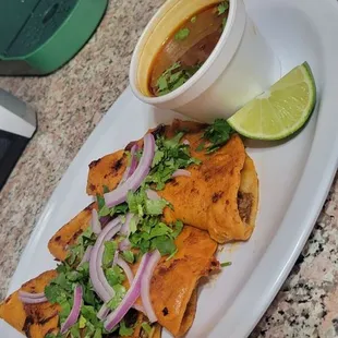 Quesabirrias con consome