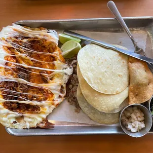 1 - Quesadilla de chicharrón prensado con chorizo 1 - Orden de carnitas