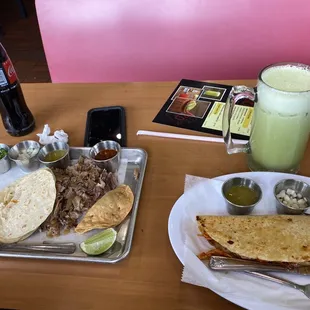 Quesadilla de tinga de pollo y Plato de carnitas deliciouso!!! con una agua de piña, pepino, y limón la mejor comida y agua