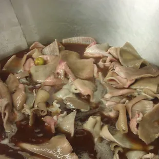 Haciendo una cazada de chicharrones