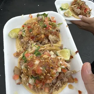 1 taco de carnitas  1 taco de surtido (mixed)