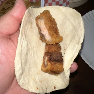 Taco de Chicharrón prensado antes de agregarle salsa y frijolitos.