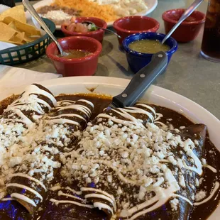 Enchiladas Mole and Pollo con creama
