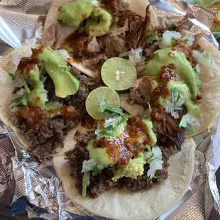 2 tacos de barbacoa y 2 tacos de carnitas preparados