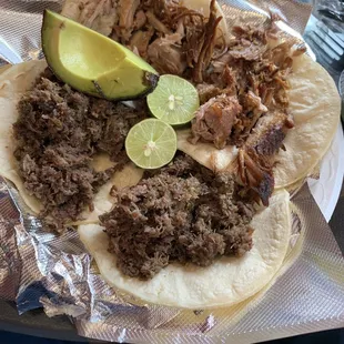 2 tacos de barbacoa y 2 tacos de carnitas como bienen