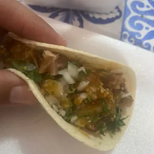 Taco mixto de buche, cuerito y carnitas...