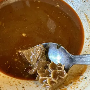 La carne está negra y babosa y el caldo negro