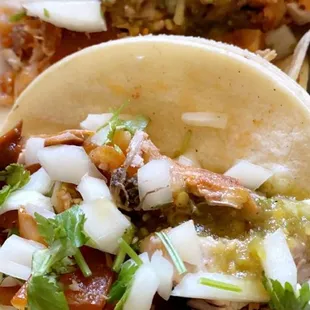 Tacos de surtido con salsa verde