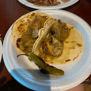 Tacos de chicharrón en chile verde!