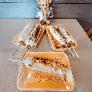 Elotes preparados (corn on the cob)