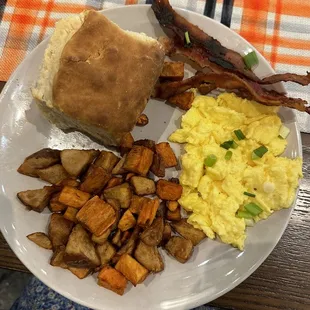 a plate of breakfast food