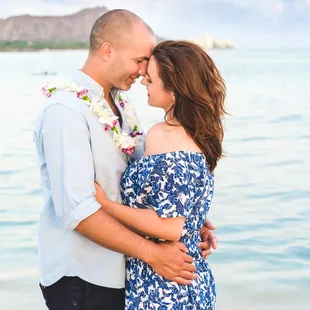 Waikiki Couples Portrait Photo Session - Caroline Wilhite Photography
