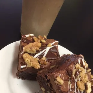 Iced coffees, frappes,smoothies, iced and frozen chai teas and many more drink options !
