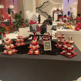 a table of cupcakes and cupcakes