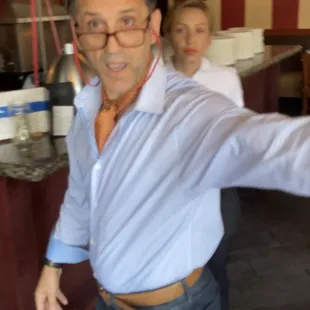 a man in a white shirt and blue jeans