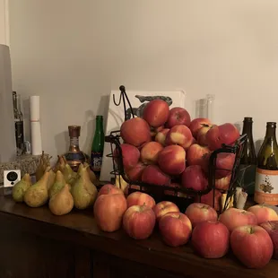 Hella apples for our juicing needs