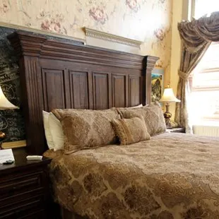 Room 7 the Mackin room with a King Bed, private bath and TV.