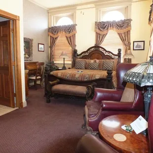 Room 25 the George &amp; Emma Carr Room with King bed, private bath, TV. 2nd Floor