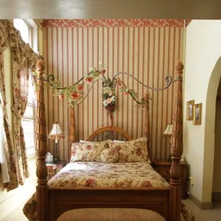 Room 23 the Principal's Office with a Queen Bed, Private Bath &amp; TV. 2nd Floor