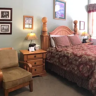 Room 22 the Jack Dempsey room. Deluxe Queen bed, Private bath, TV. 2nd Floor