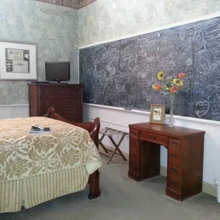 Room 3 the George and Ursula Long room - Standard Queen with Private Bath