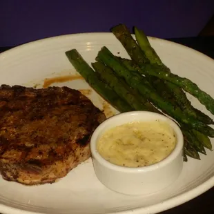 Grill pork chop asparagus, with gonzolda cheese