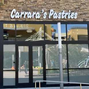 Store front at the Roseville galleria located at the promenade.