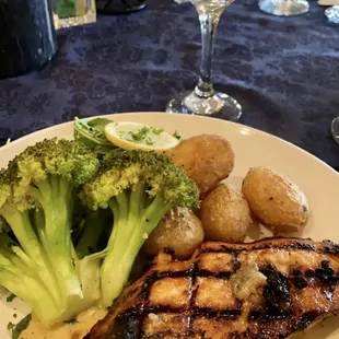 Salmon Filet (6 Oz.) Herbed Baby Bakers Broccoli