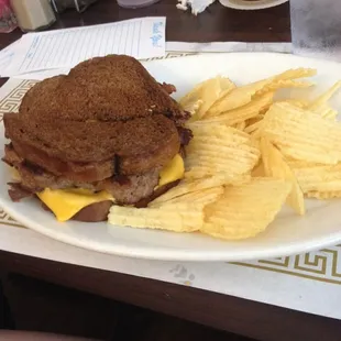 Patty melt with chips