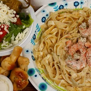 Fettucine alfredo with shrimp