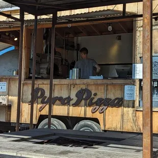 Wood fired pies in a cart, yes! Neopolitan Nirvana ;D with real cane sugar house sodas.