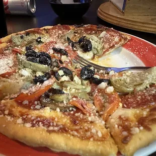 Garlic pizza with pepperoni and artichoke