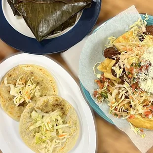 YUCA CON CHICHARRÓN TAMAL DE POLLO Y PUERCO PUPUSAS DE PUERCO