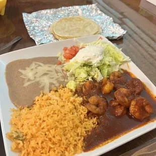 Camarones a la Diabla, with their delicious rice and beans and a side salad.