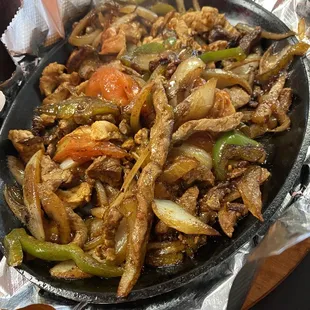 Lunch fajitas with chicken.