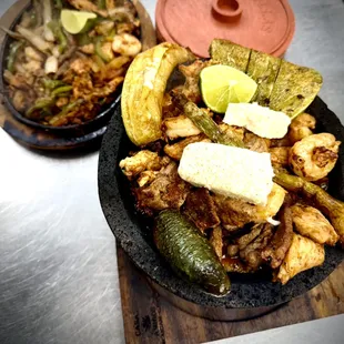 Molcajete.steak-pollo-camarón-carnitas-chorizo