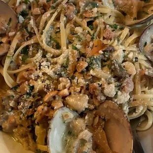 Linguini in white clam sauce