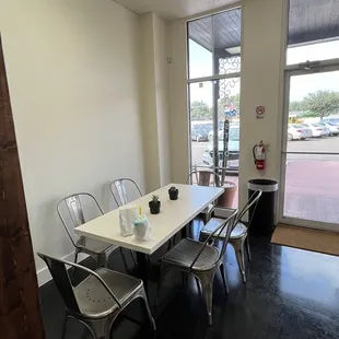 a table and chairs in an empty room