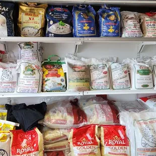 Smaller bags of rice (top) and big bags of rice (bottom).