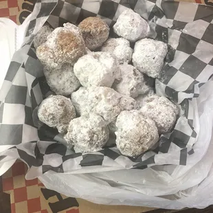 The zeppoles are amazing. Big serving!