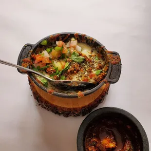 Queso fundido con chorizo