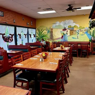 This shows part of the restaurant, the left side as you walk in the front door. They have a nice mural on the back wall.