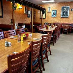 This picture shows the right side of restaurant as you walk in.  They have   Tables up for large parties, small tables, and booths. .