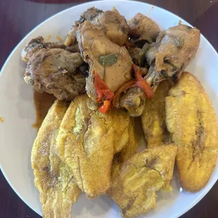 Pollo guisado y tostones