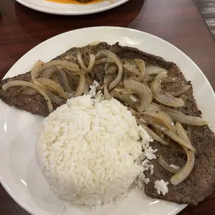 Bistec Encebollado/Steak &amp; Onions with Arroz Blanco