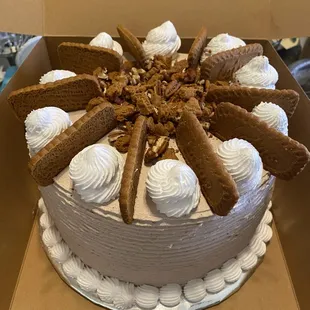 Marble cake with peanut butter and chocolate cream with Biscoff and pecans on top