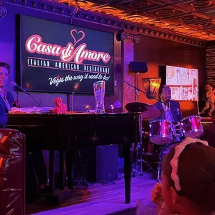 Live entertainment ( wonderful )