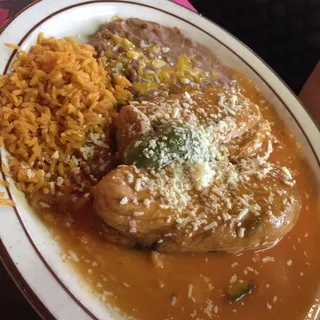 2 Chiles Rellenos Con Arroz Y Frijoles